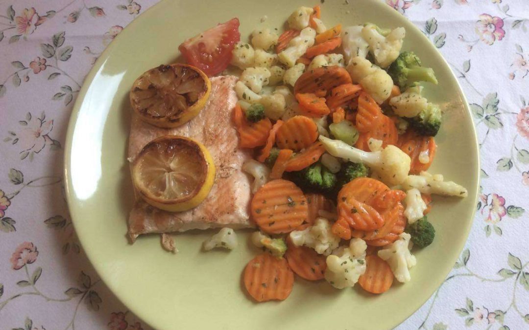 Lazac párolt zöldségágyon – 1000 kalóriás fogyókúrás receptek
